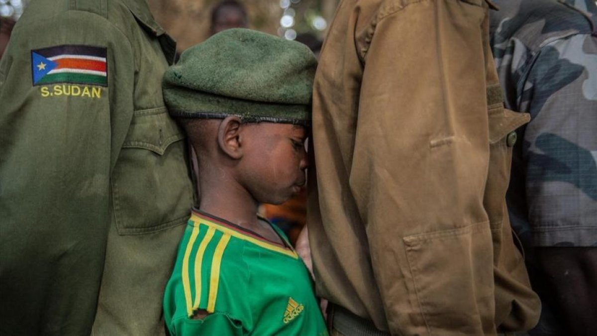 Uno de los niños soldado liberado en Sudán del Sur.-AFP / STEFANIE GLINSKI