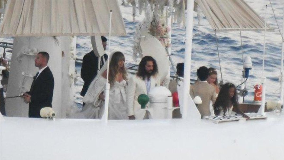 Heidi Klum y Tom Kaulitz se han vuelto a casar en un yate en la isla de Capri.-