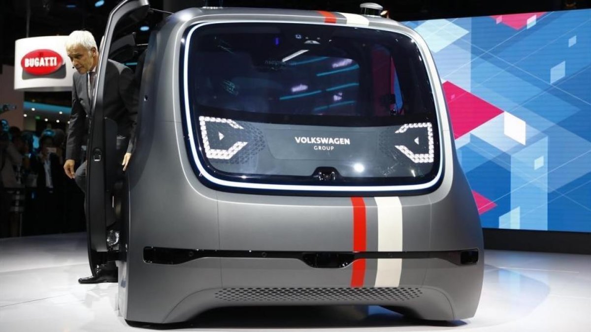 El consejero delegado de Volkswagen, Matthias Mueller, con uno de los nuevos vehículos eléctricos de la firma-KAI PFAFFENBACH