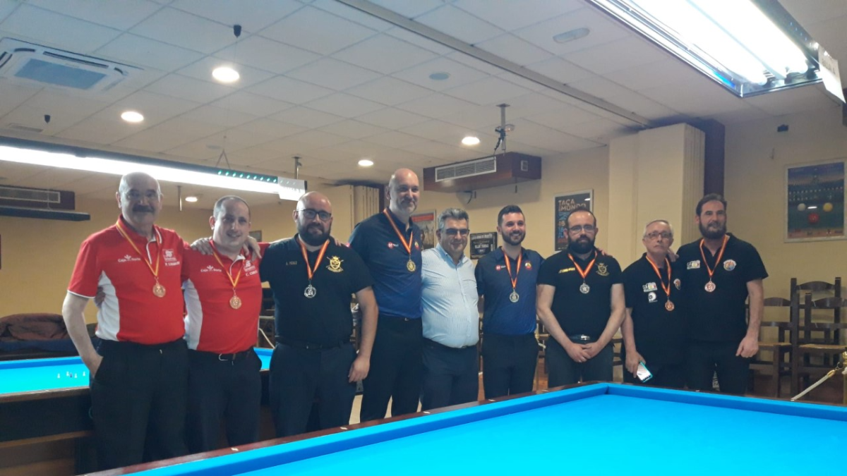 Camarero y Cortés, con camiseta roja, posan junto al resto de parejas medallistas y el representante de la RFEB. HDS