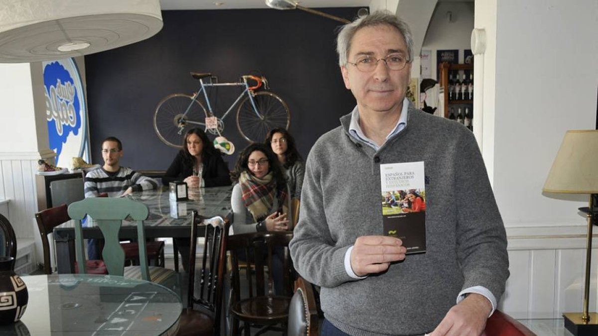 José María García, ayer, en El Hueco antes de comenzar su charla dentro de los Supermartes.-VALENTÍN GUISANDE