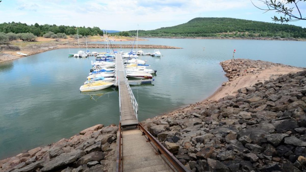 Estado del embalse en la tarde de ayer.-ÁLVARO MARTÍNEZ