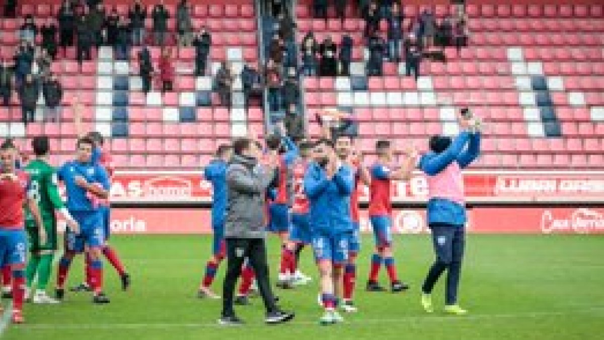 Los jugadores agradecen el apoyo desde la grada. G. MONTESEGURO