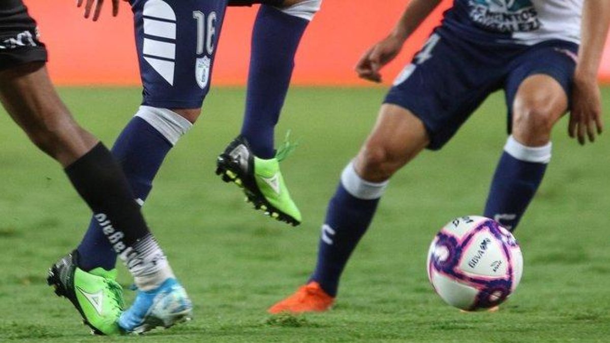 Unos futbolistas durante un partido.-EFE