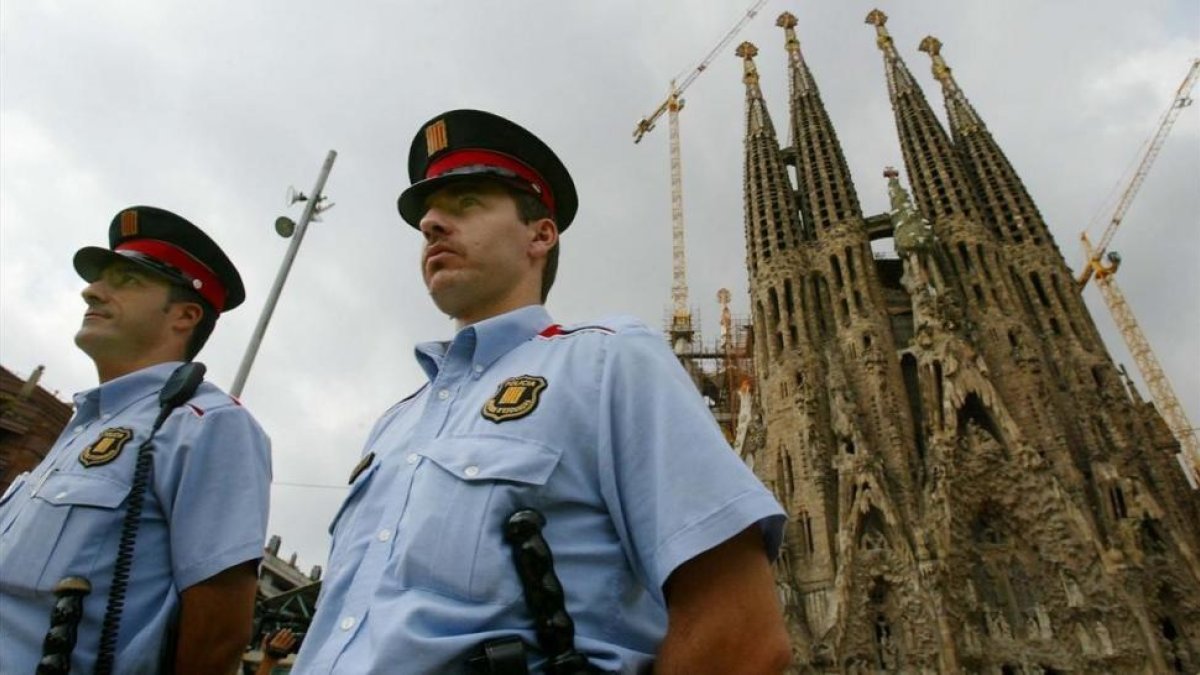 Una pareja de los Mossos, frente a la Sagrada Família, en una imagen de archivo.-PERIODICO (RICARD CUGAT)