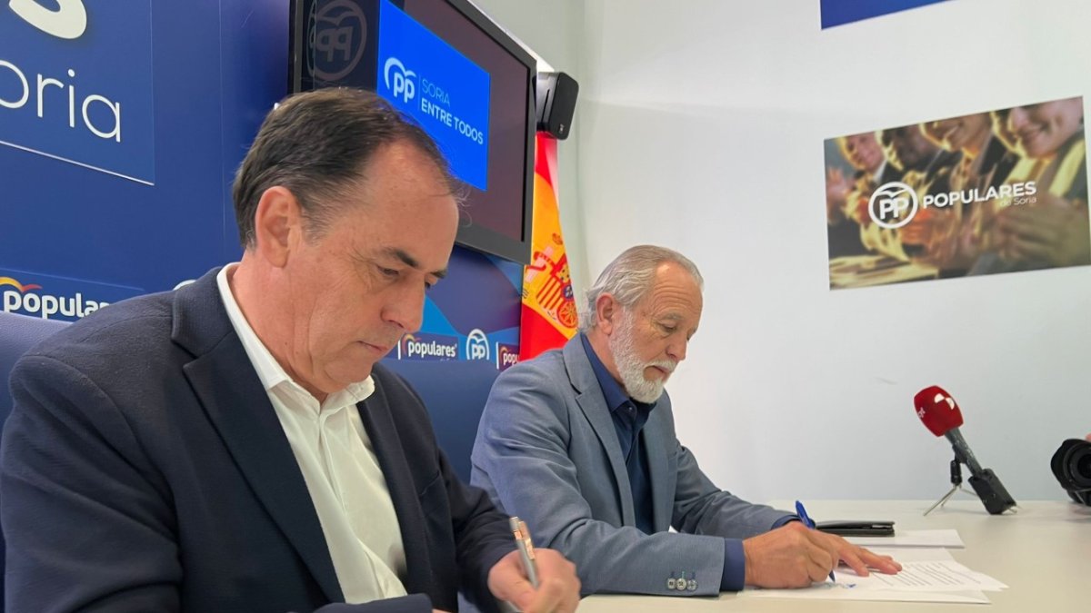 Serrano firma la fusión junto a De Miguel. HDS