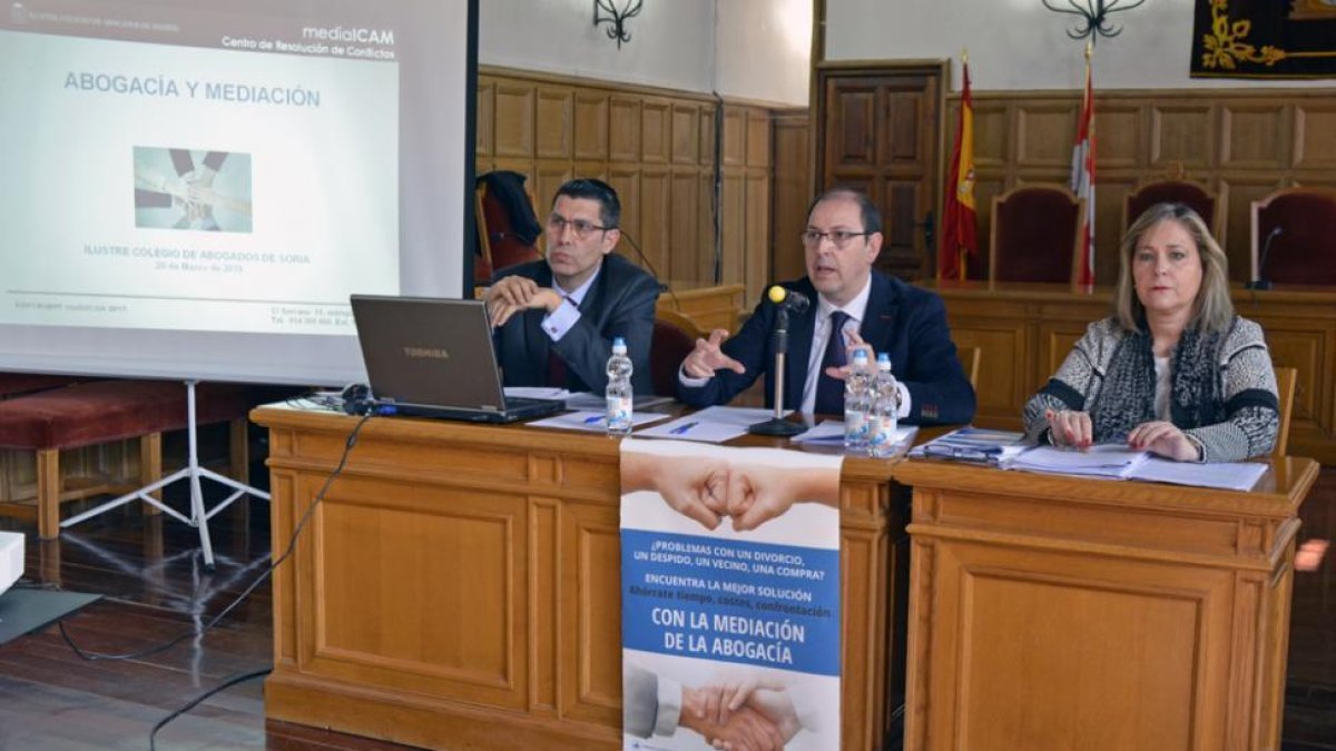 De izquierda a derecha, Bejarano, Sánchez Siscart y Borque, ayer, al inicio de la jornada sobre mediación celebrada en Soria.-MARCOS DE MIGUEL