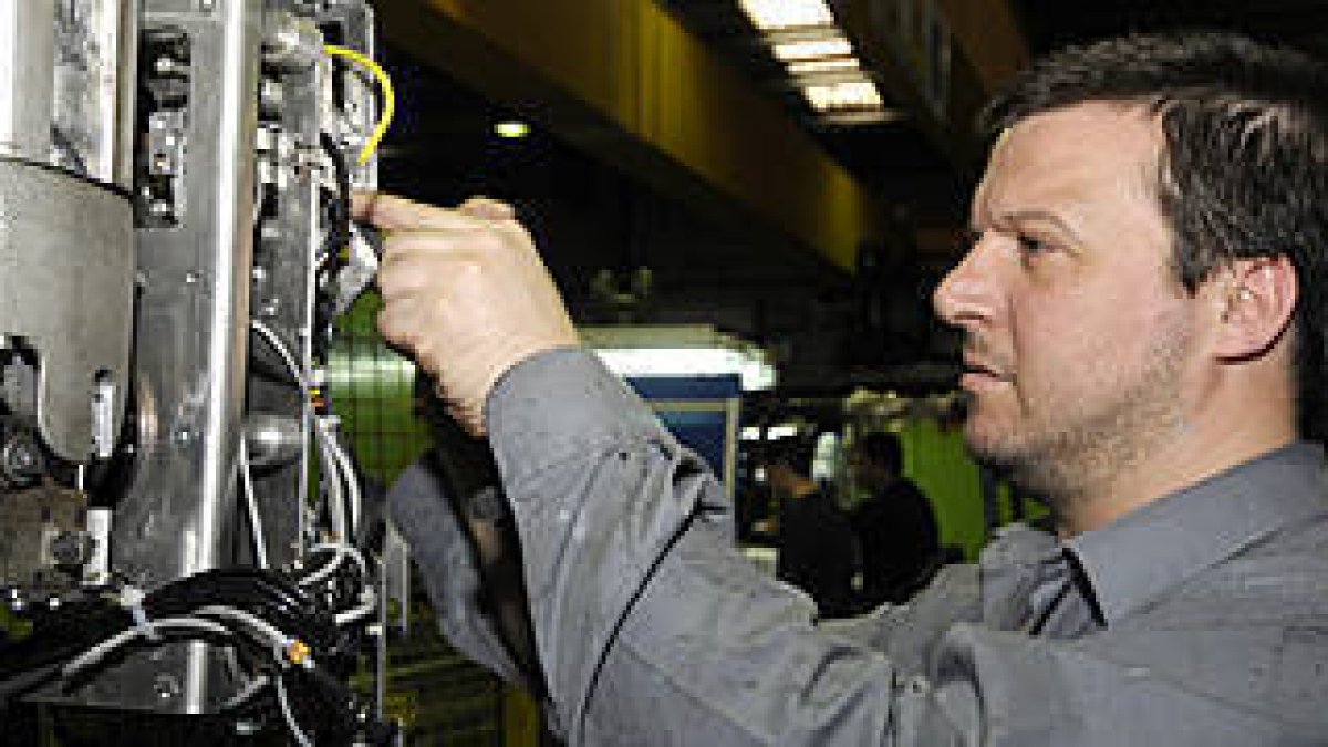 Trabajadora de Fico Mirrors en planta. / V. G. -