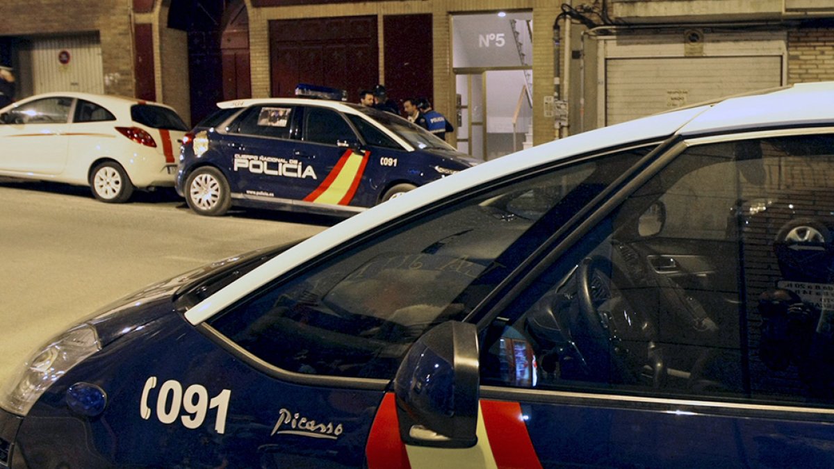 Vehículos de la Policía Nacional en la calle Rota de Calatañazor de Soria. HDS