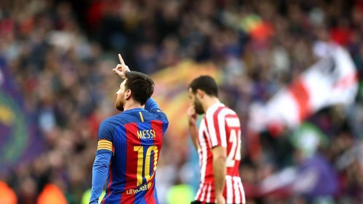 El delantero argentino del FC Barcelona Lionel Messi celebra su gol ante el Athletic, el segundo del equipo, durante el partido de la vigésima primera jornada de Liga que disputan en el estadio Camp Nou de Barcelona.-EFE