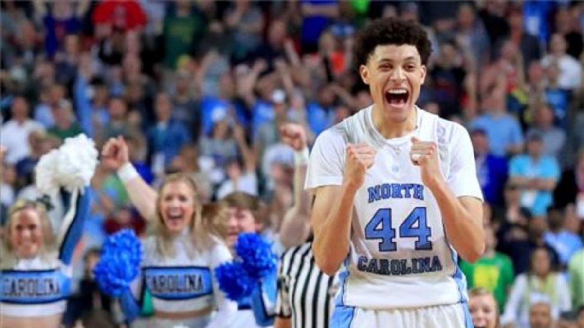 Justin Jackson, de North Carolina, celebra la clasificación de su equipo para la final-RONALD MARTÍNEZ