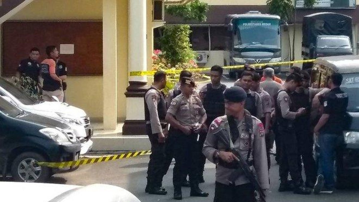 La policía indonesia aseguró su cuartel general en Medan, Sumatra Septentrional.-AFP