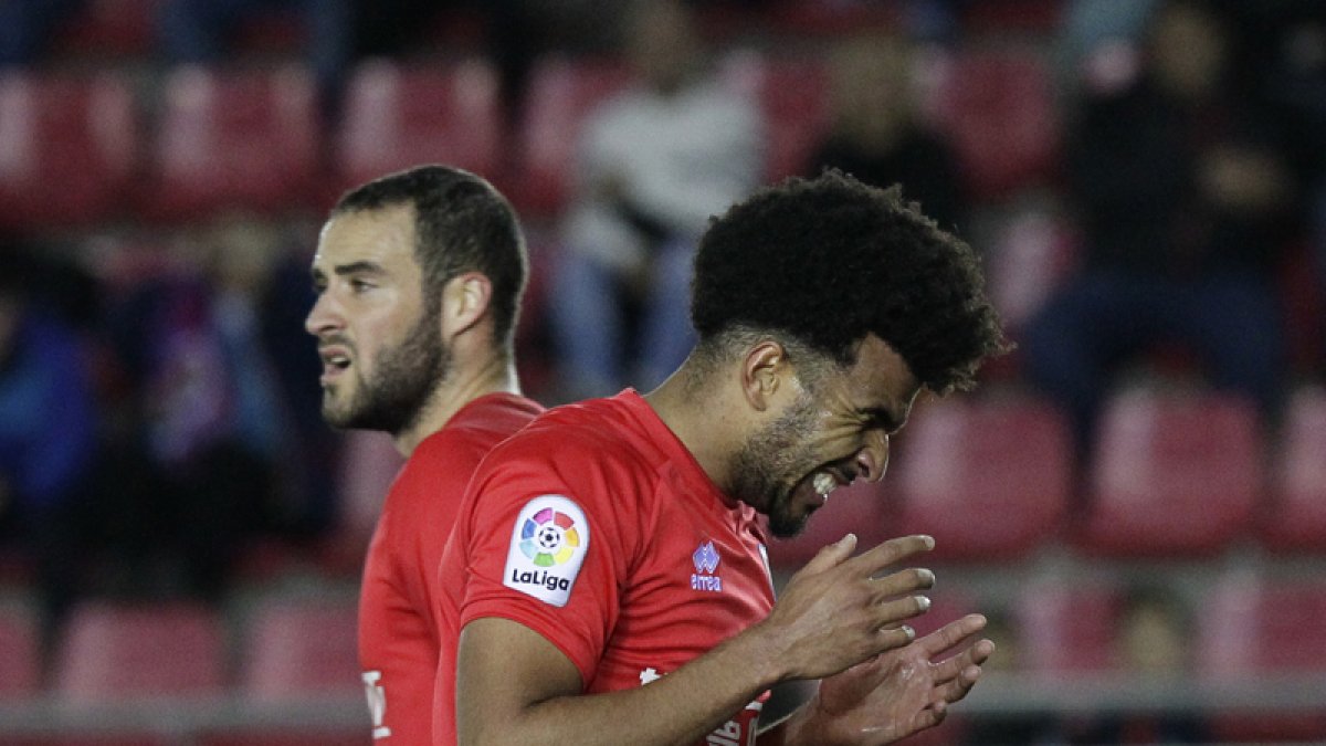 Derik Osede se lamenta de una oportunidad no aprovechada. LUIS ÁNGEL TEJEDOR.