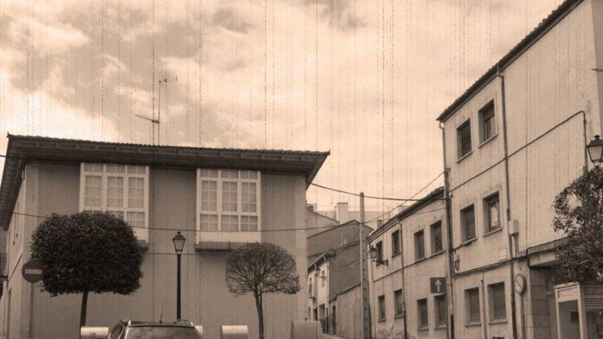 La fotografía es una imagen actual de la plaza de San Pedro, en cuyos alrededores había una cantina, identificada en el juicio como «la taberna de la viuda de Casado».-