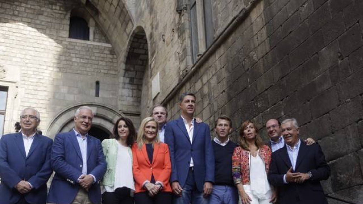 El candidato del PPC, Xavier García Albiol, arropado por cinco presidentes autonómicos.-Foto: ALBERT BERTRN