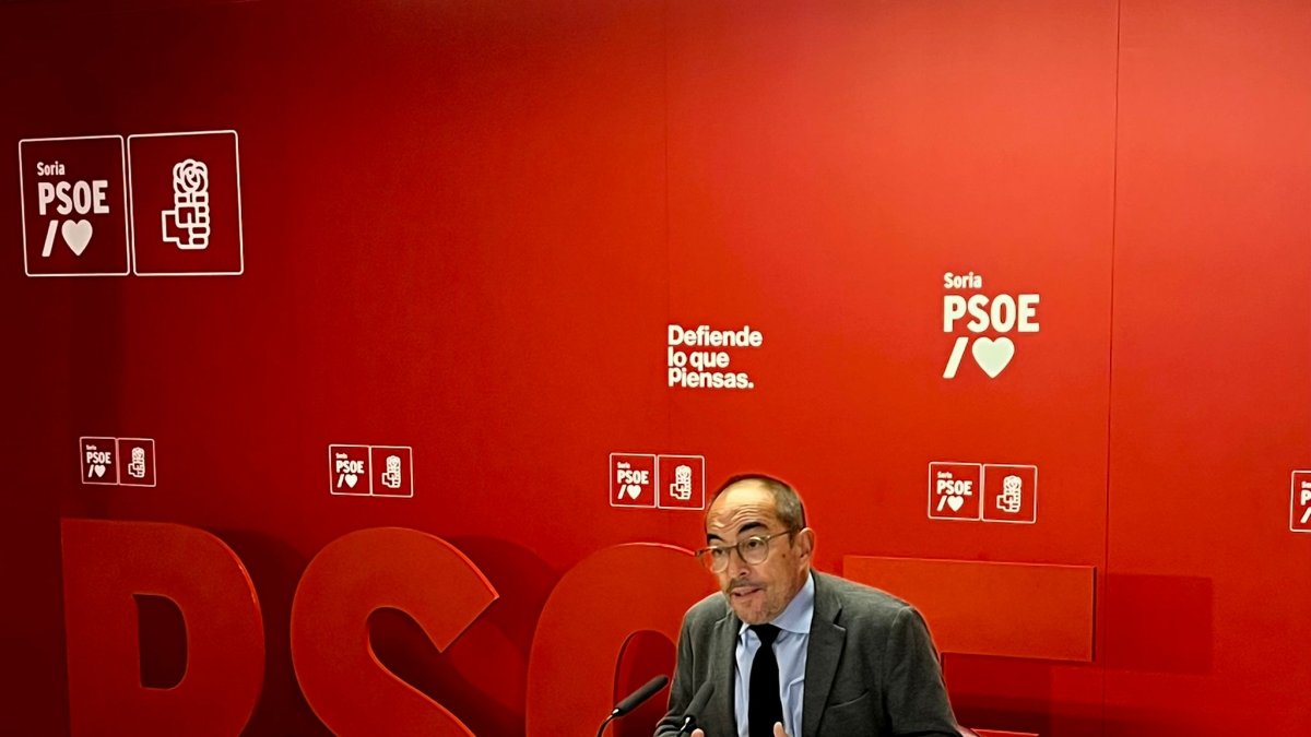 El secretario general del PSOE de Soria, Luis Rey, en rueda de prensa. HDS