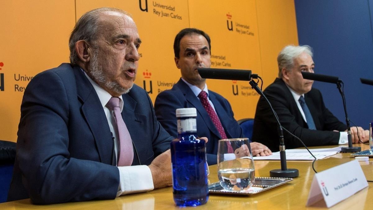 El rector del Universidad Rey Juan Carlos, Javier Ramos, acompanado por Pablo Chico de la Camara y Enrique Álvarez Conde. /-RODRIGO JIMENEZ