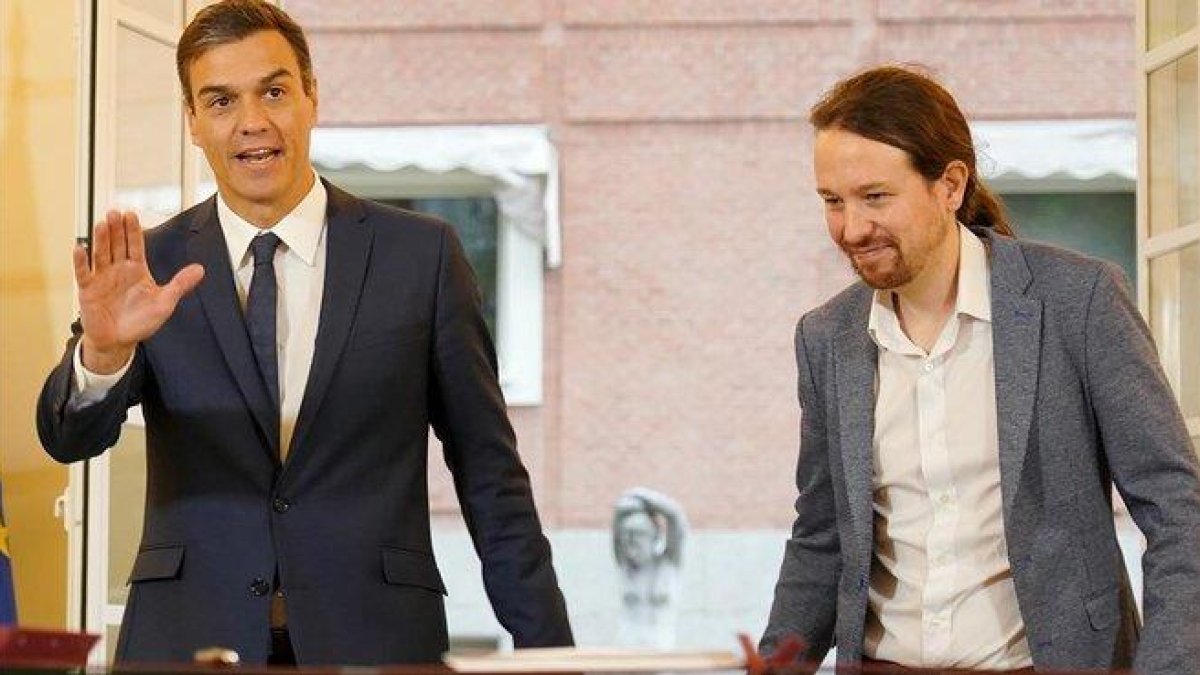 Pedro Sánchez y Pablo Iglesias, en octubre del 2018, en la firma del acuerdo de Presupuestos en la Moncloa.-JOSÉ LUIS ROCA