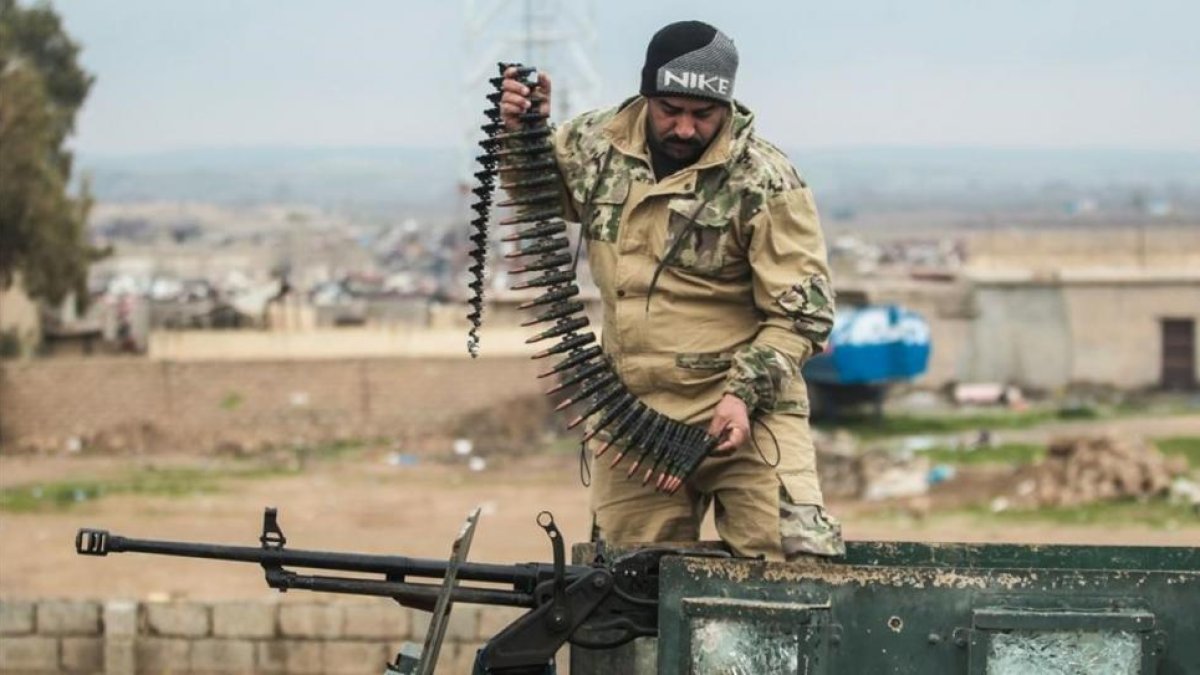 Un militar iraquí sobre un vehículo armado se prepara para los combates, el pasado miércoles en Mosul.-AHMAD AL-RUBAYE