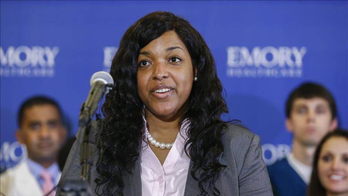 mber Vinson, una de las dos enfermeras que atendió en Dallas (EEUU) a un liberiano enfermo de ébola y contrajo el virus, ofrece una rueda de prensa al abandonar el hospital Emory en Atlanta.-EFE