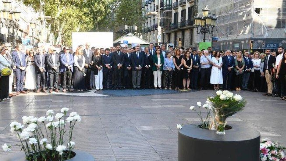 Homenaje a las víctimas de los atentados de Las Ramblas de Barcelona y Cambrils, en su segundo aniversario, con las autoridades al fondo.-JORDI COTRINA