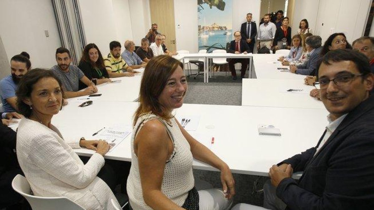 La ministra de Turismo en funciones, Reyes Maroto, y la presidenta del Govern Balear, Francina Armengol, durante la reunión con trabajadores de Thomas Cook.-EUROPA PRESS