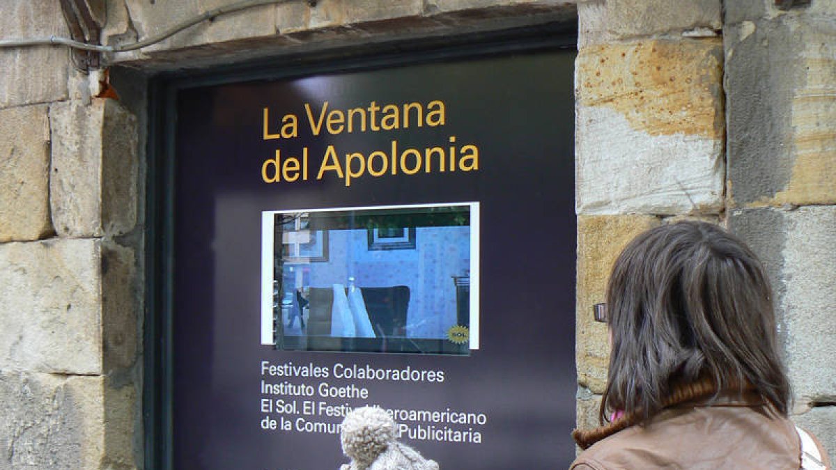 Proyección de vídeos en el ciclo ‘La ventana de la Apolonia’, ayer. / JAVIER MARTÍN-