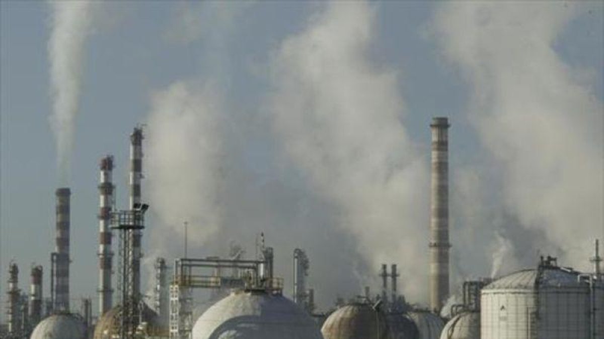 Instalaciones petroquímicas en el Camp de Tarragona.-XAVI MOLINER