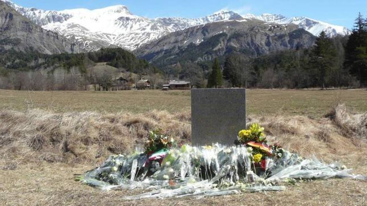 Placa conmemorativa del accidente en Le Vernet-Foto: FERRAN COSCULLUELA