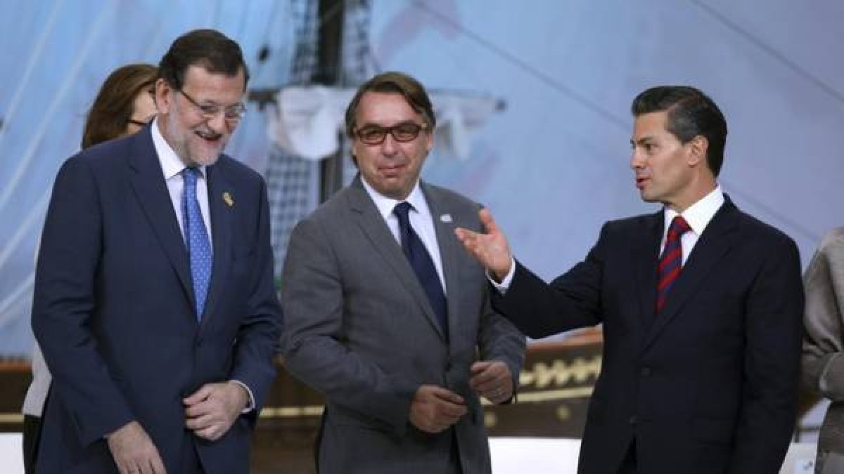 El presidente del gobierno, Mariano Rajoy (i); el presidente de grupo Televisa, Emilio Azcárraga Jean (c) y el presidente de México, Enrique Peña Nieto, participan en el tercer Foro de la Comunicación, en Veracruz.-Foto: ULISES RUIZ BASURTO / EFE