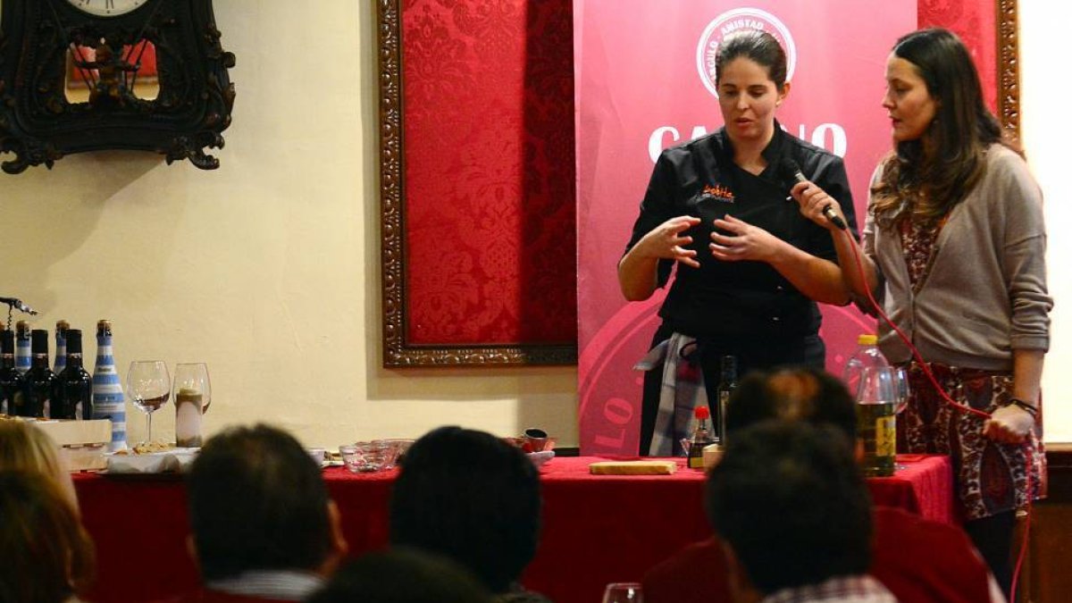La cocinera de La Lobita, Elena Lucas, durante el Show Cooking celebrado ayer en el Casino.-ÁLVARO MARTÍNEZ