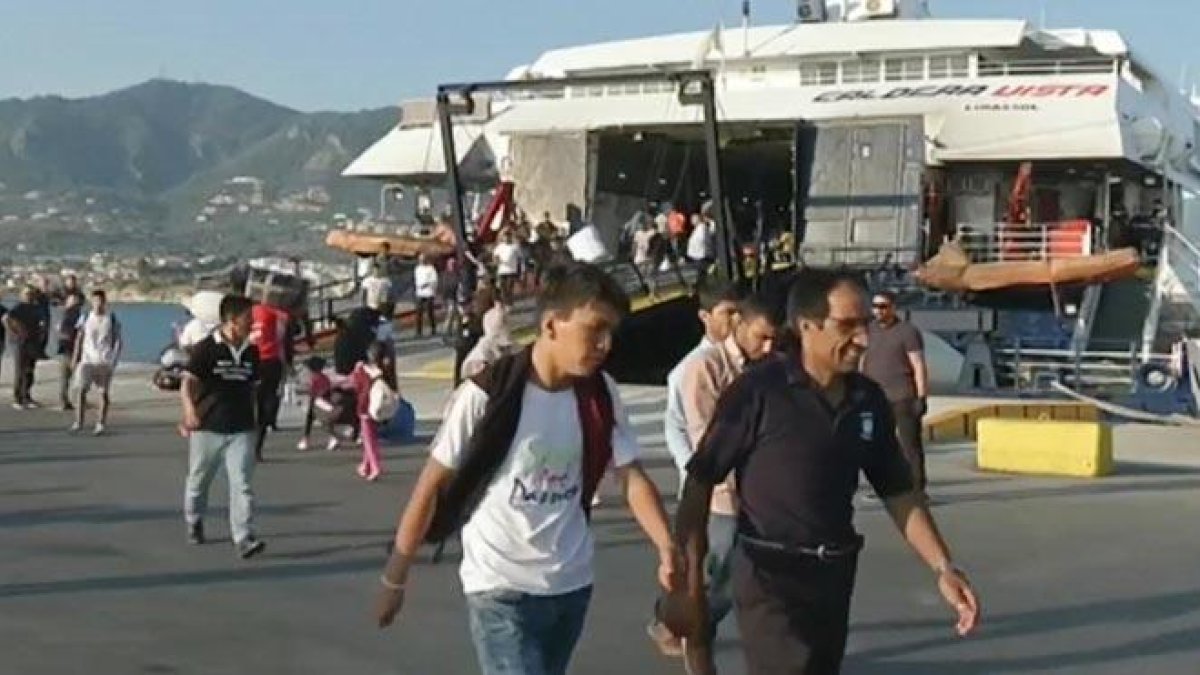 Grecia traslada a mas de mil refugiados para descongestionar campamento en Lesbos.-EFE