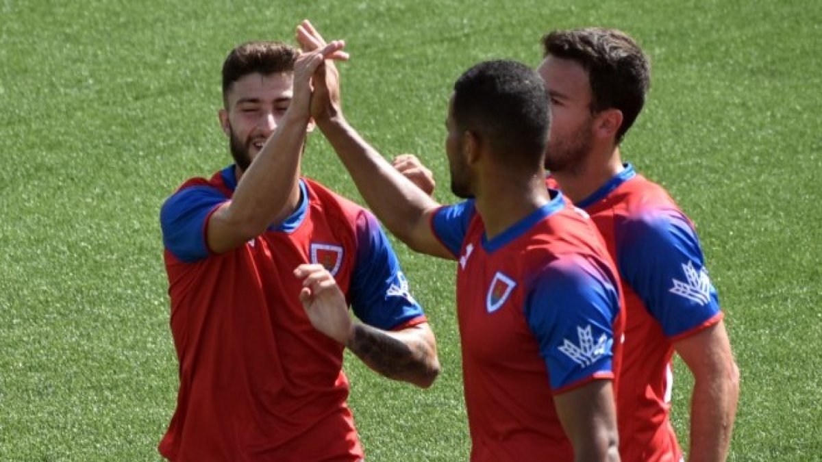 Los jugadores del Numancia celebran uno de los cinco goles marcados esta mañana al Mutilvera. HDS