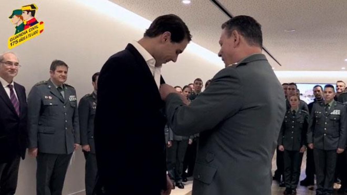 Rafa Nadal recibe la Cruz de Plata al mérito de la Guardia Civil.-EFE