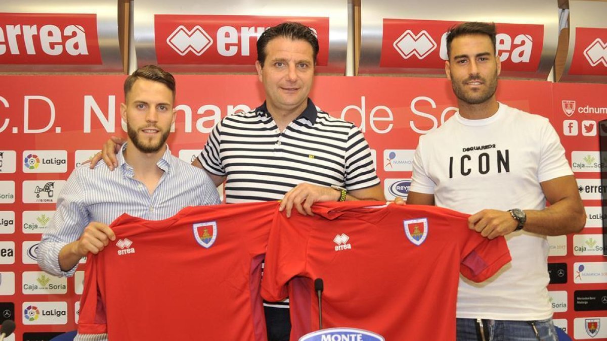 Iván Calero (i), César Palacios y Néstor Albiach (d), ayer durante la presentación de los dos refuerzos del Numancia para la actual temporada.-VALENTÍN GUISANDE