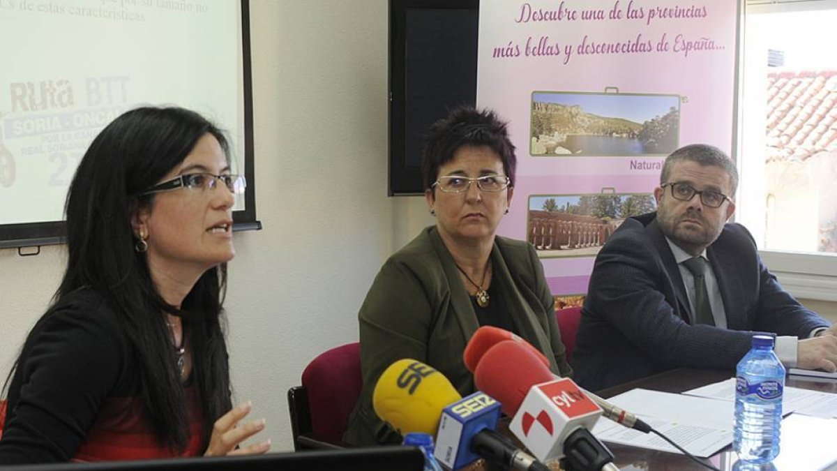 Ana Romera, Montse Pérez y Javier Gracia, ayer, durante la comparecencia de prensa.-VALENTÍN GUISANDE