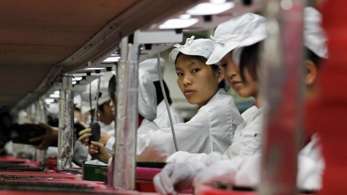 Trabajadoras en una cadena de montaje de una factoría de Foxconn en Longhua (sur de China).-BOBBY YIP / REUTERS