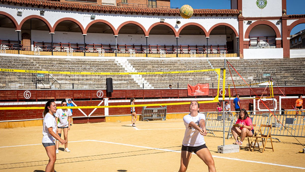 Primeros partidos del Torneo Voley-plaza, ayer. MARIO TEJEDOR