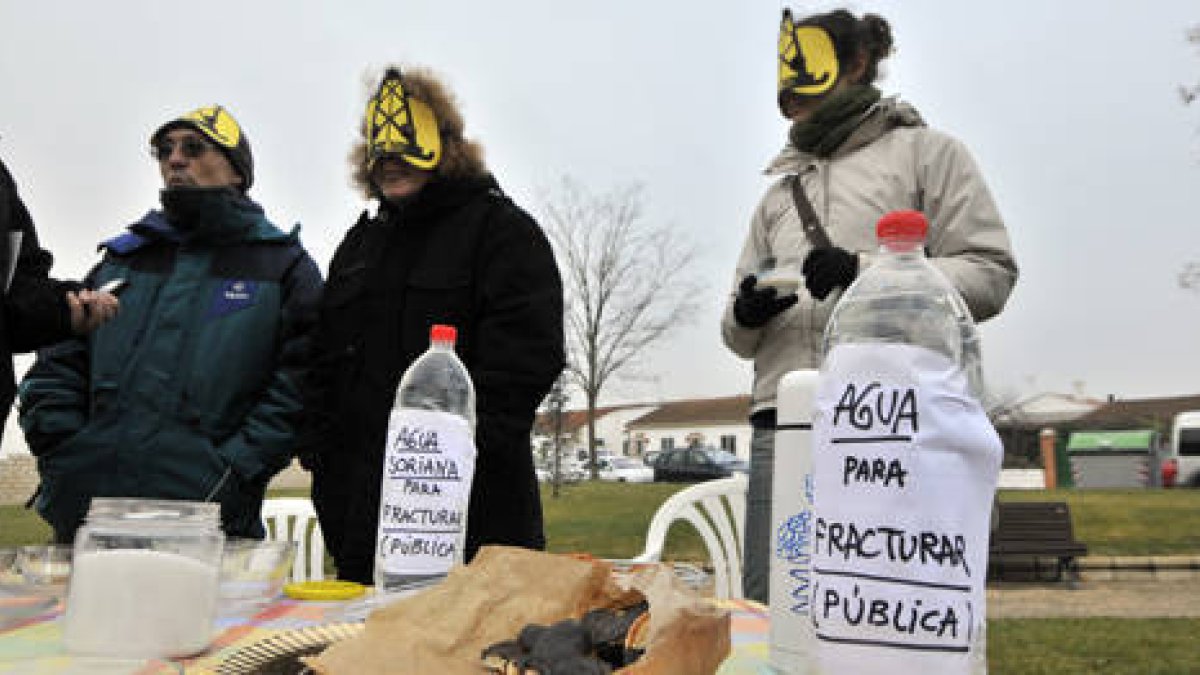 Desayuno reivindicativo contra el fracking celebrado en Soria. / VALENTÍN GUISANDE-