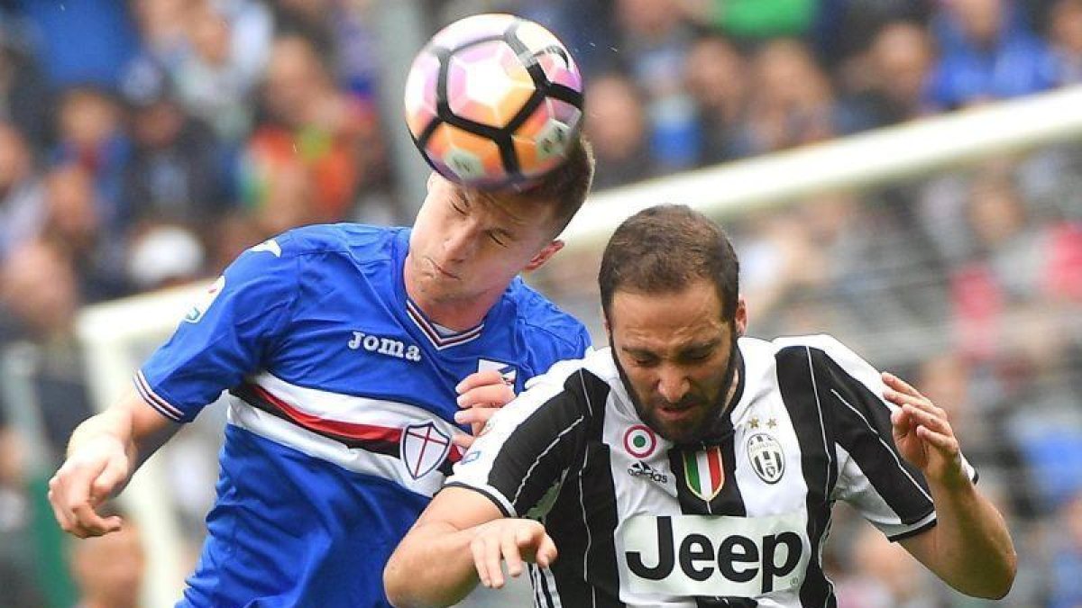 Higuaín pelea con Skriniar del Génova por un balón.-LUCA ZENNARO / EFE