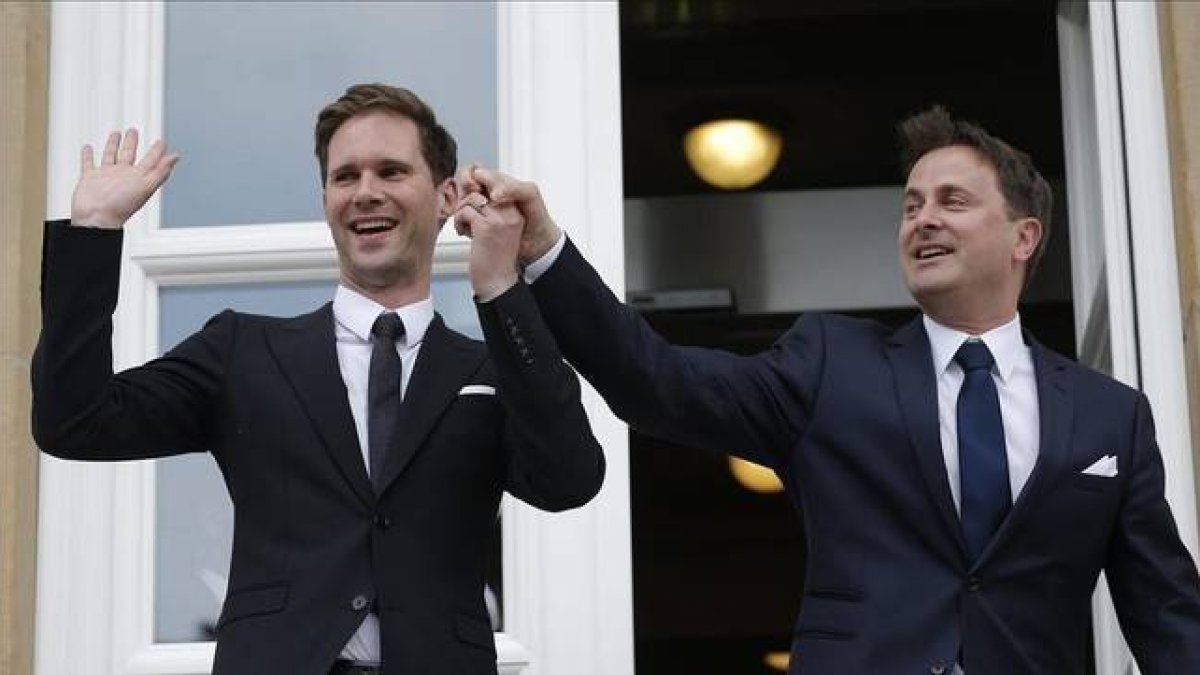 El primer ministro de Luxemburgo, Xavier Bettel (derecha), junto a su marido en Luxemburgo.-Foto:   JULIEN WARNAND / EFE