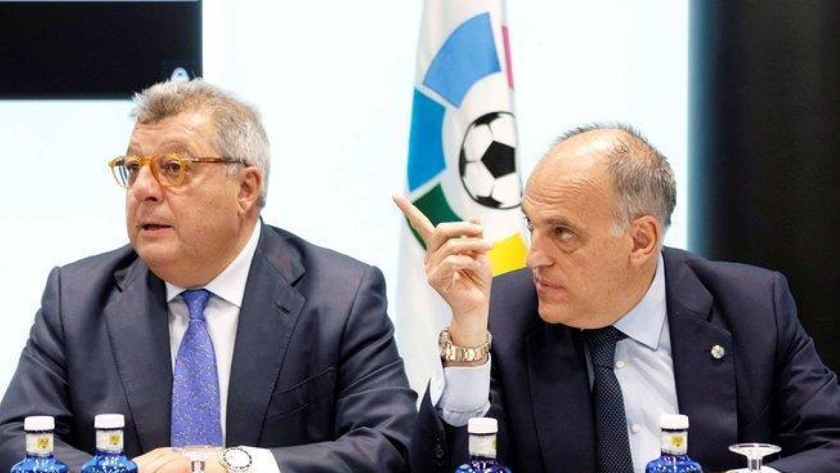El presidente de La Liga, Javier Tebas (d), en la asamblea con los clubes.-LALIGA