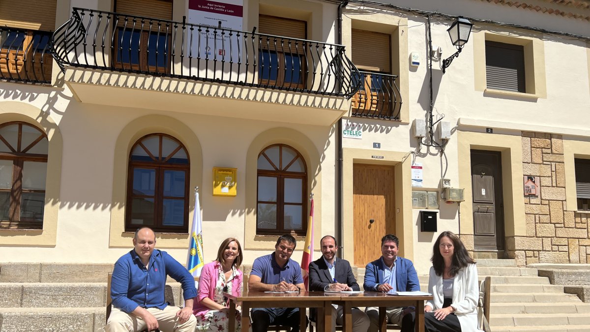 De izquierda a derecha: Eduardo Calavia, promotor de Capital Energy en Soria; Ruth Rubio, secretaria del Ayuntamiento de Cubo; Jorge Romero, alcalde de Cubo; Víctor Fernández, director de Capital Energy en Castilla y León; José Ramón Ontillera, coordinador de Promoción de Capital Energy en Castilla y León y Nuria Antón, administrativa, en la firma del convenio.HDS