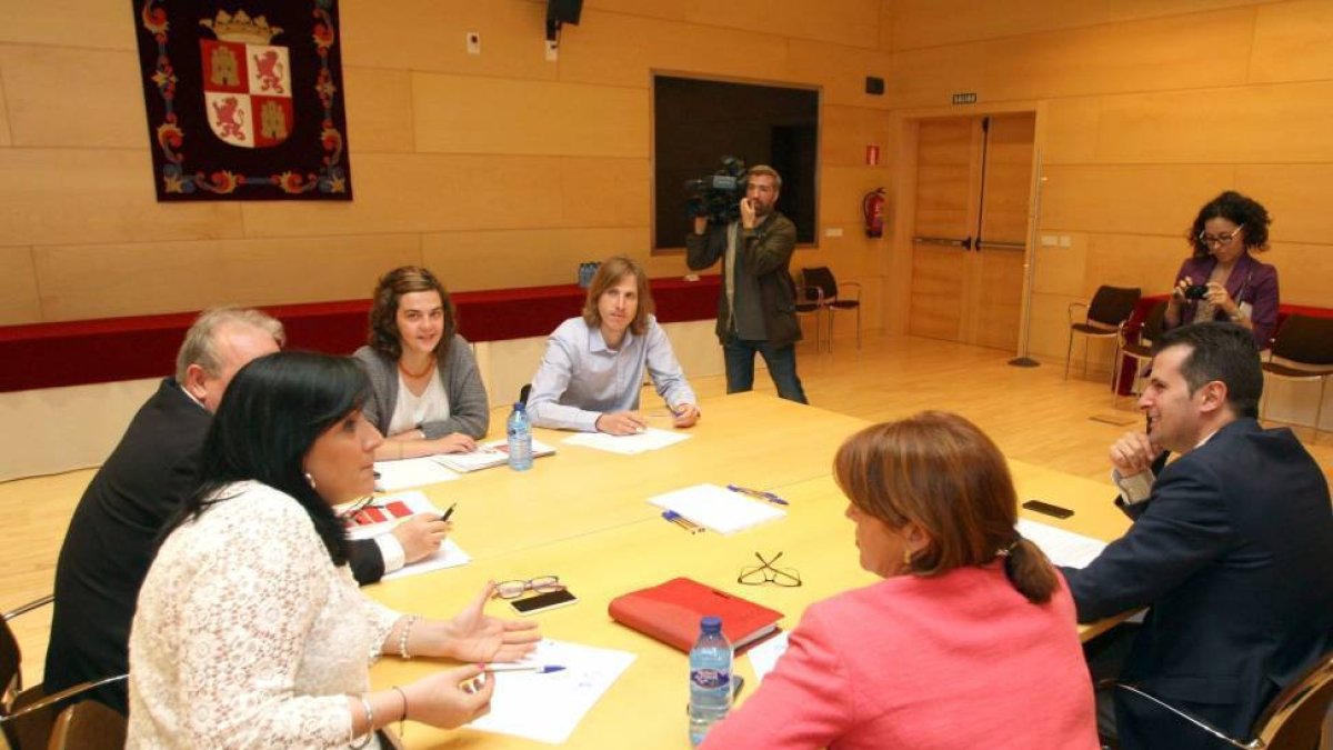 Reunión de las delegaciones de PSOE y Podemos, encabezadas por sus secretarios autonómicos, Luis Tudanca y Pablo Fernández-Ical