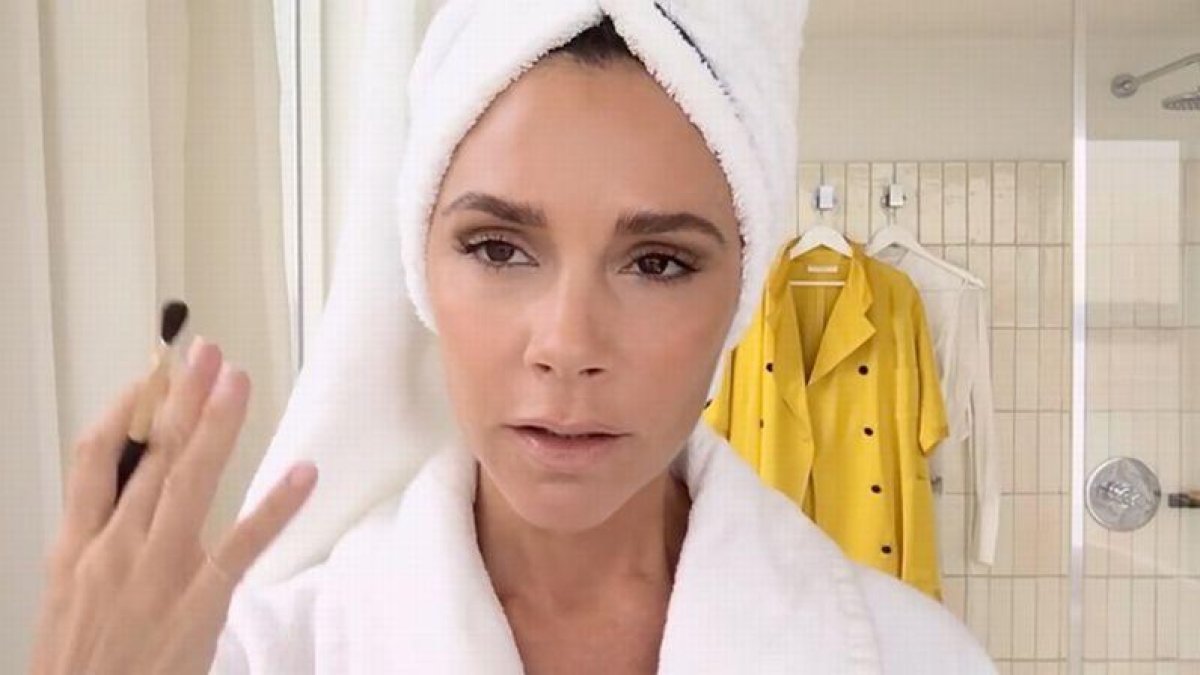 Victoria Beckham: Como maquillarse en solo cinco minutos.-