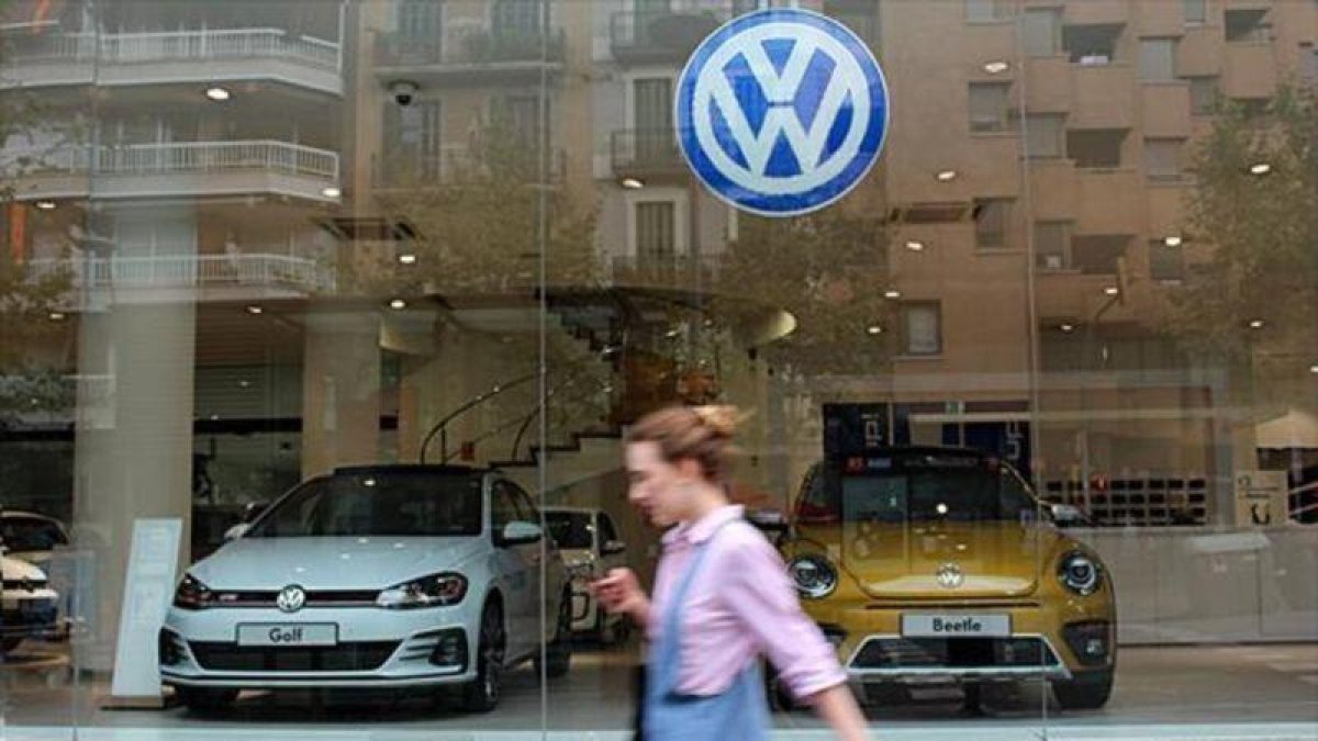 Concesionario de Volkswagen en la calle del Comte dUrgell de Barcelona.-CAMILA TOVAR TRUJILLO