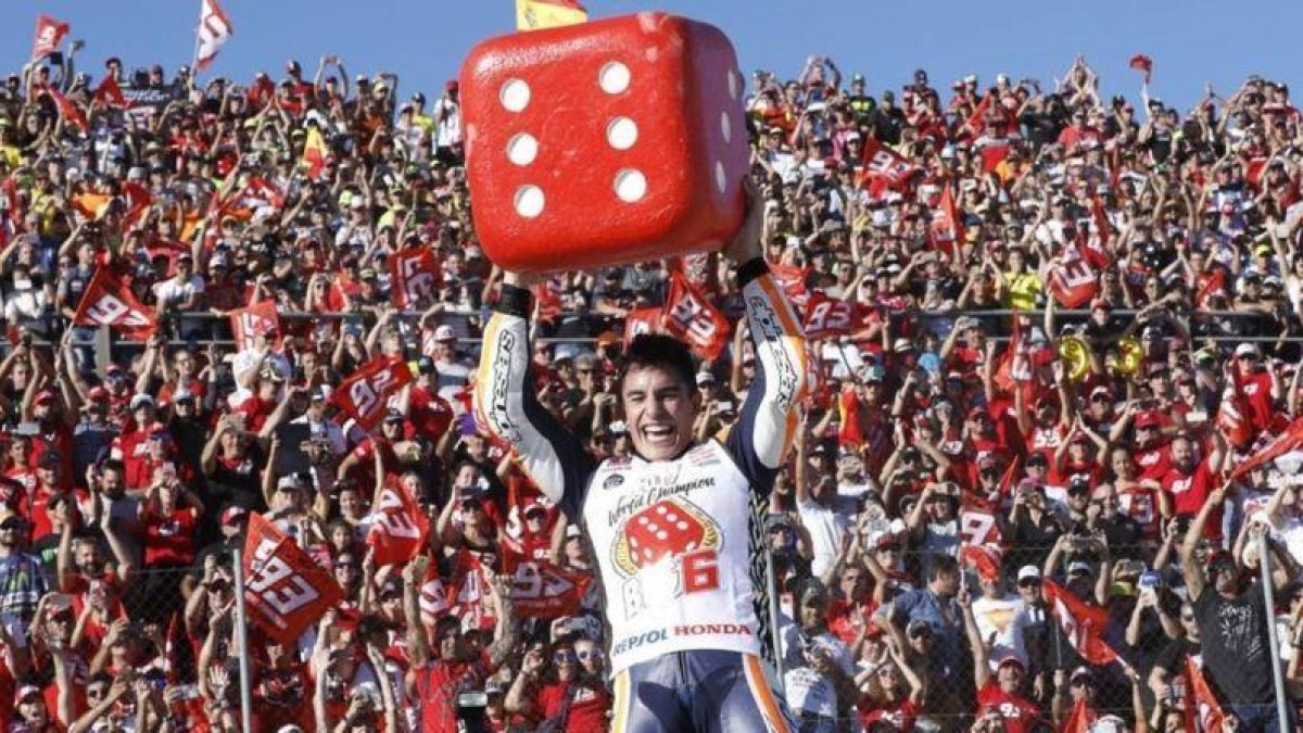 Marc Márquez celebró así su sexto título mundial, en Cheste (Valencia), el pasado mes de noviembre.-MIGUEL LORENZO