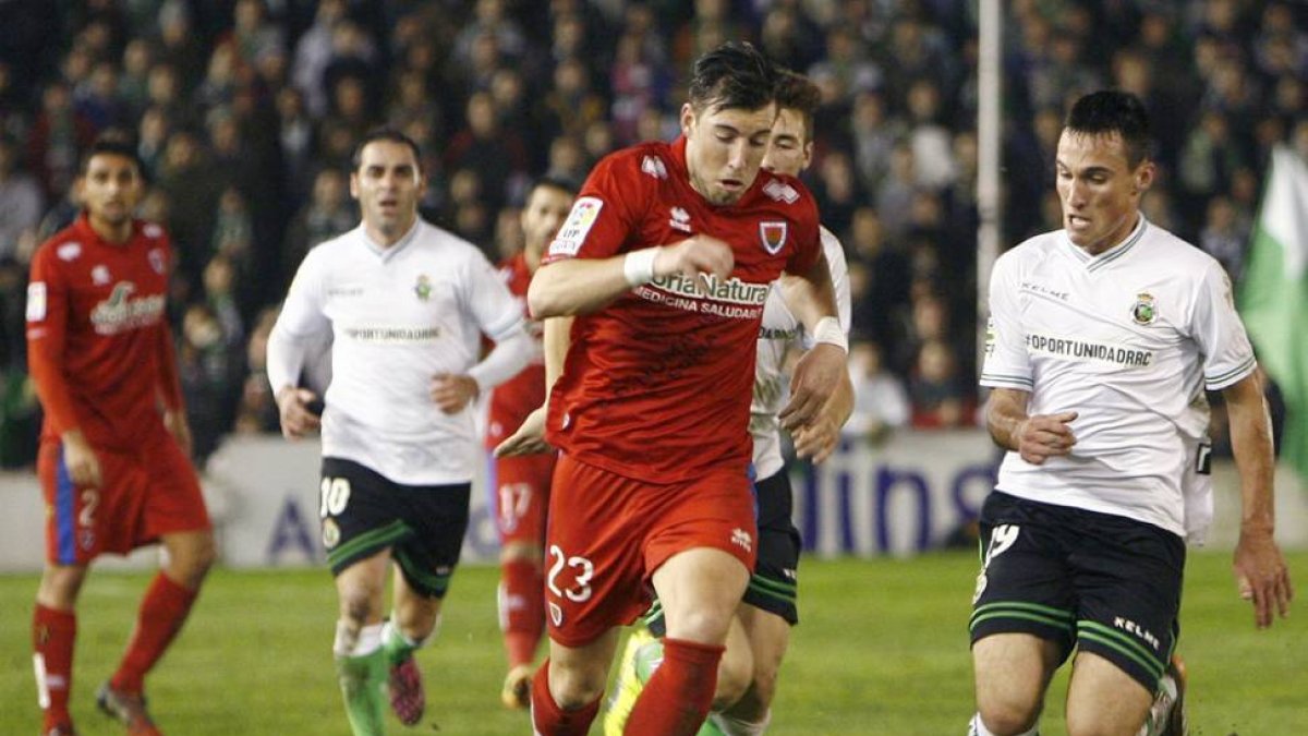 Sergi Enrich, autor del gol del Numancia, en una jugada con el racinguista Fede.-Área 11