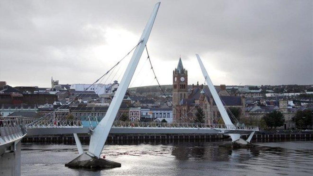 Puente de la Paz en Londonderry, financiado con fondos europeos, y que conecta la parte católica con la protestante de la ciudad.-ROCCO MURARO