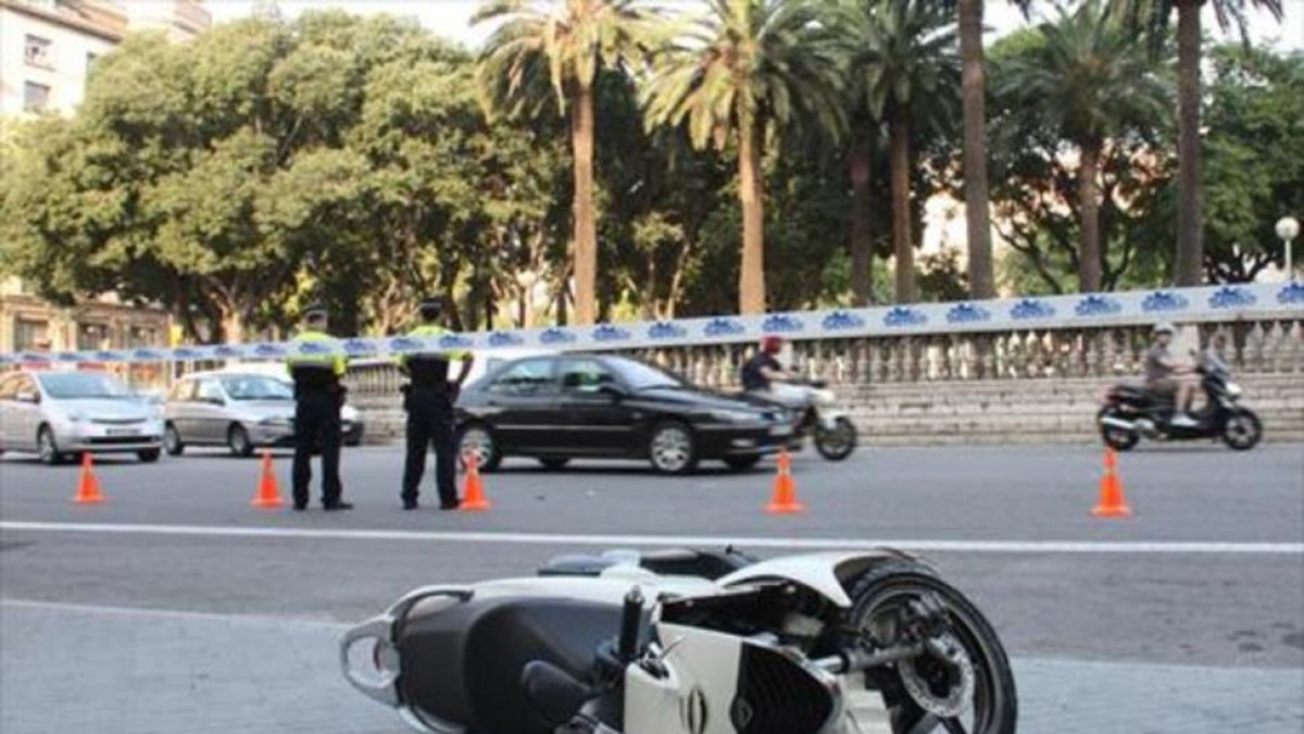 Accidente de un motorista en el centro de Barcelona.-ACN